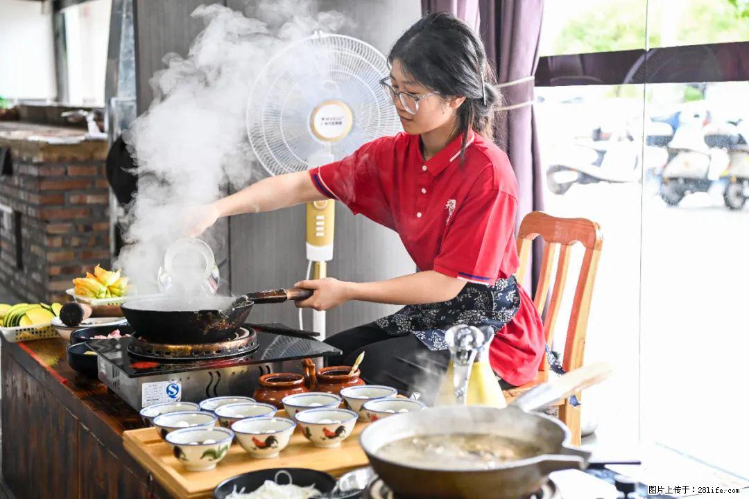 全网追的“扁担女孩”，找了一份暑假工，时薪12元 - 蚌埠生活资讯 - 蚌埠28生活网 bengbu.28life.net